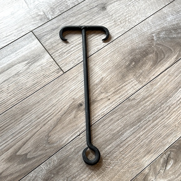 WROUGHT IRON HOOKS (LOT OF THREE) WITH BRASS CARABINER - Picture 4 of 9